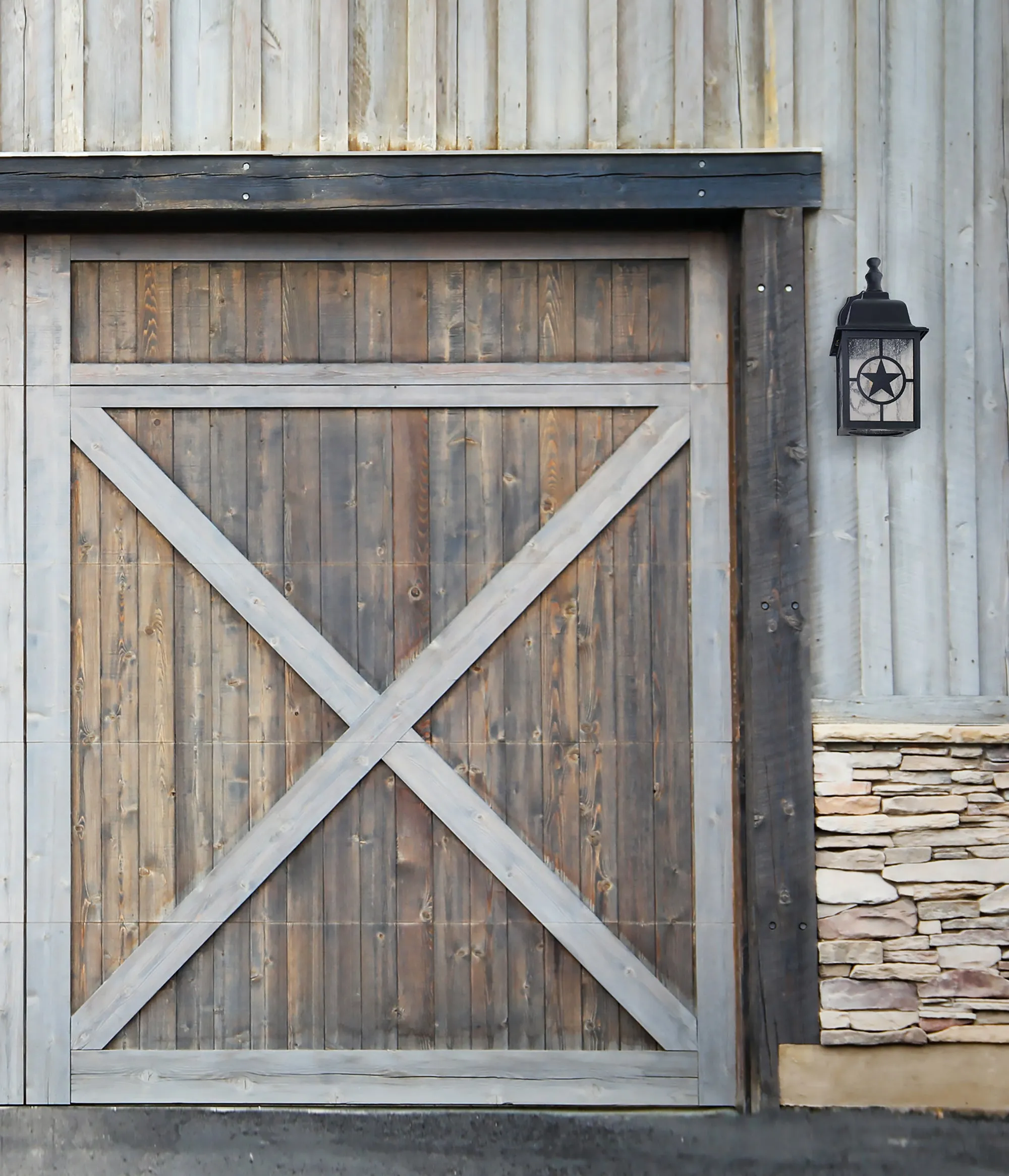 Country Star Dusk to Dawn Farmhouse Wall Light, E26 Standard Socket, Wet Location, Seedy Glass, Black and Rust Finish
