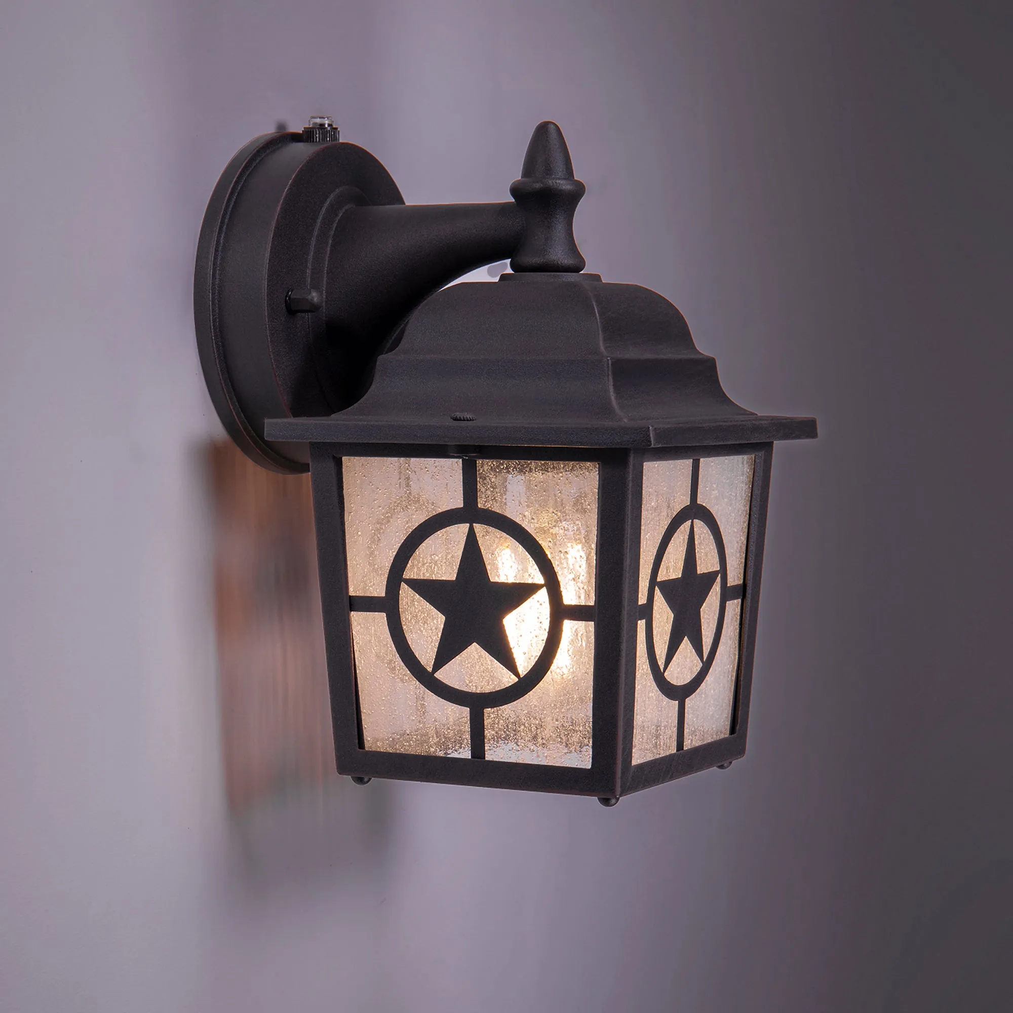Country Star Outdoor Dusk to Dawn Farmhouse Porch Light, Seedy Glass, Black and Rust Finish